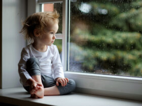 kleinkind bei regenwetter