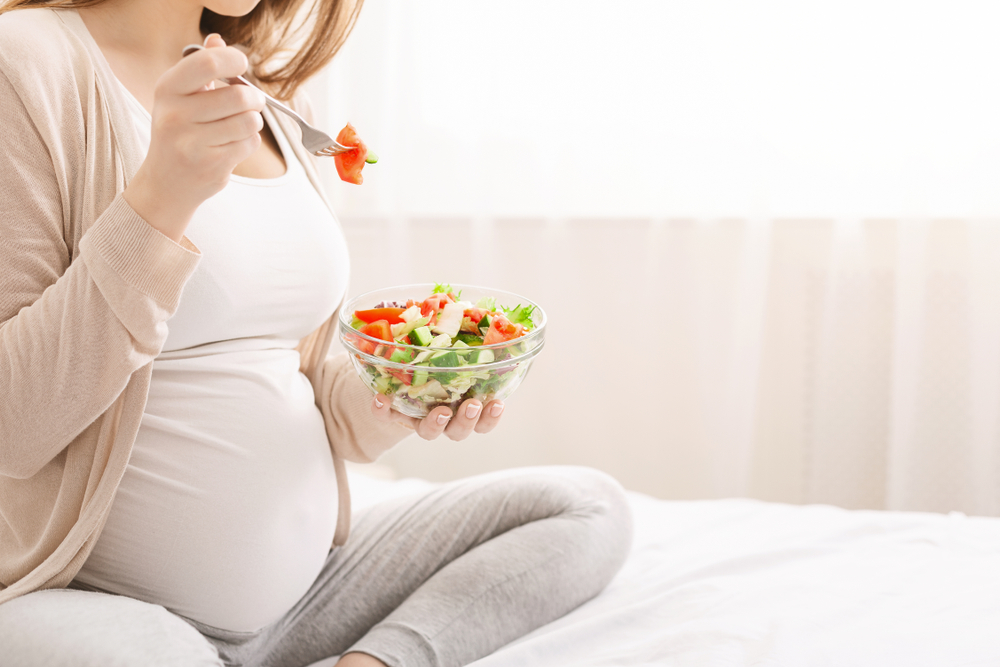 schwangere frau isst gesund