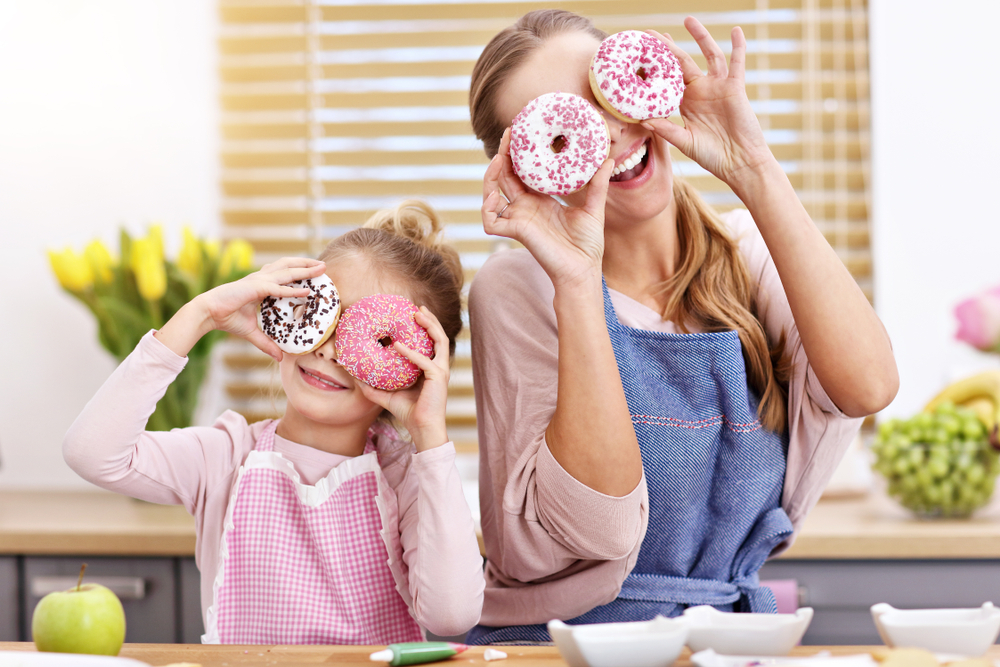 mutter und kind mit donuts